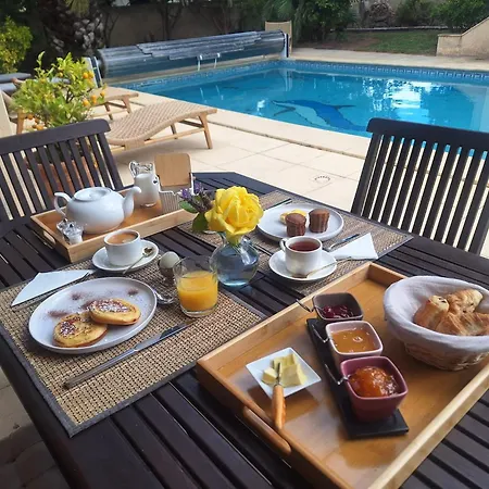 Bed & Breakfast Pesona Vias